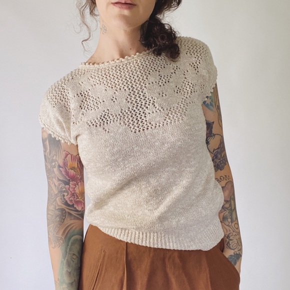 Vintage Sweaters - VINTAGE Short Sleeve Knit Sweater w/ Floral Detail